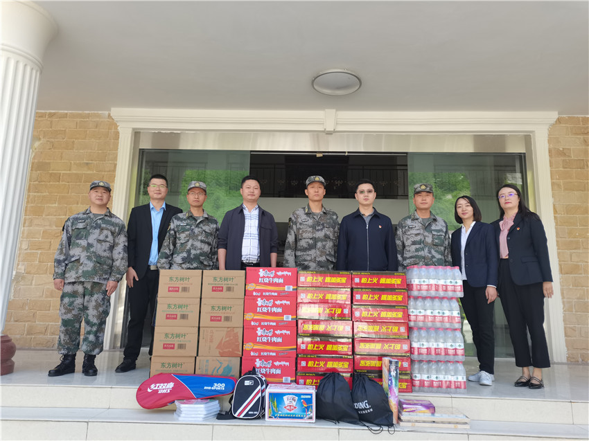 開(kāi)展慰問(wèn)現(xiàn).jpg 開(kāi)展慰問(wèn)現(xiàn).jpg