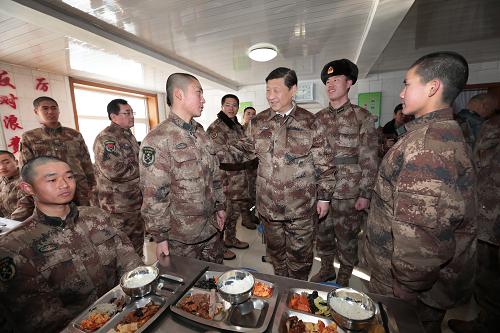 2014年1月26日中午，習近平來到連隊食堂，同戰(zhàn)士們一起用餐。新華社記者 李剛 攝